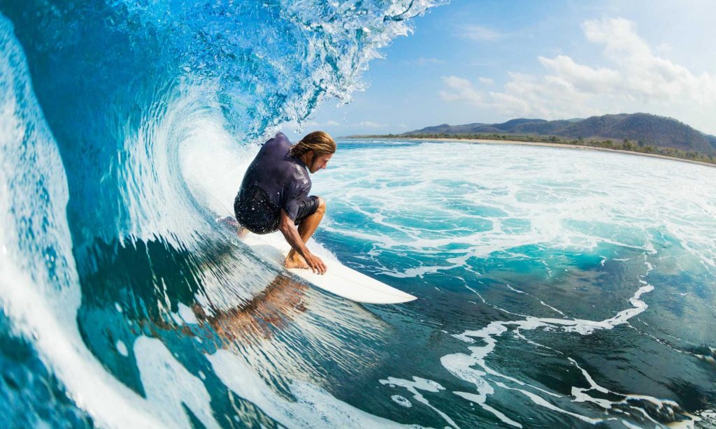 Bermanuver Ombak Laut Dengan Surfing