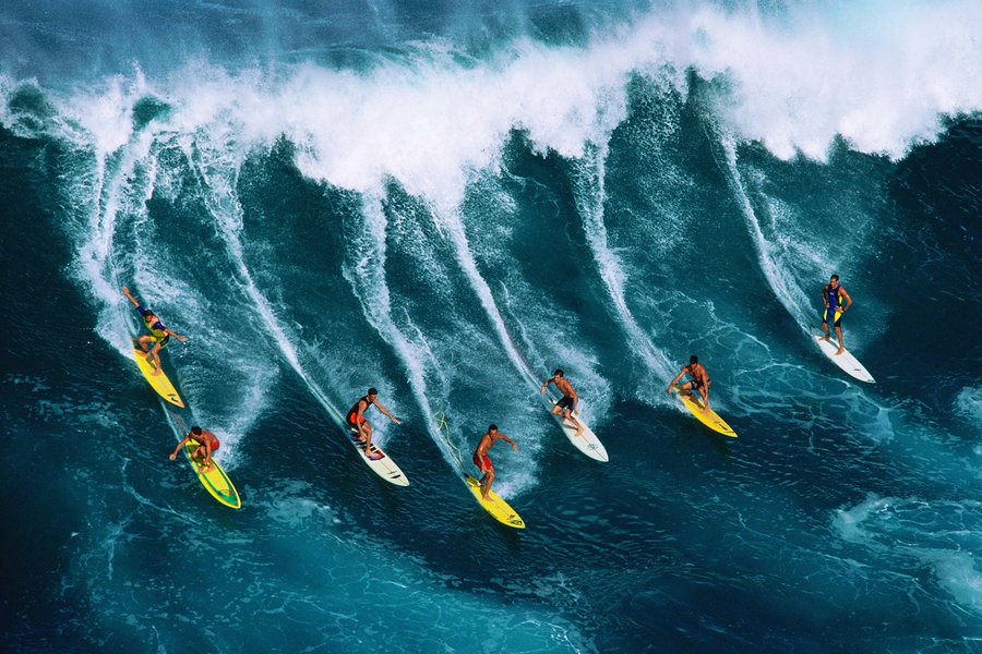 Bermanuver Ombak Laut Dengan Surfing