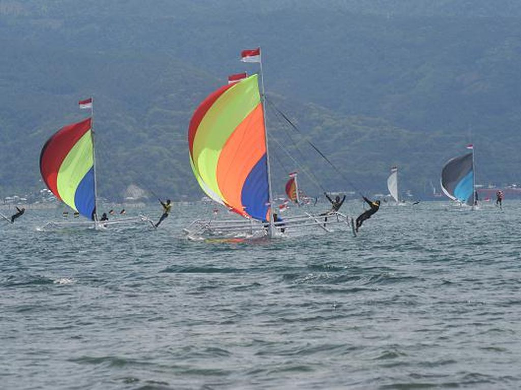 Balap Perahu Layar Kombinasi Keterampilan dan Kecerdasan