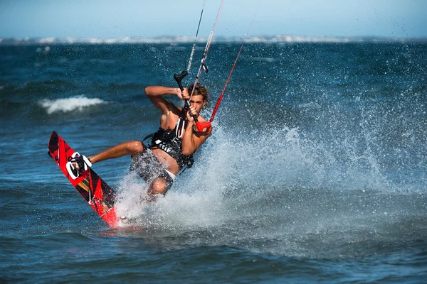 Olahraga Ekstrem Kitesurfing Melaju dengan Angin Atas Ombak