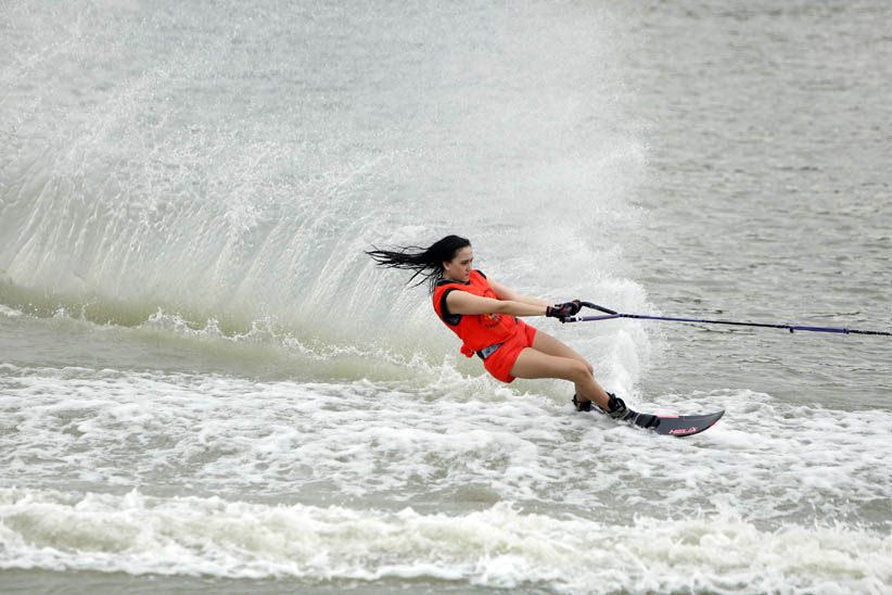 Prestasi Atlet Wakeboard Melompat di Atas Permukaan Air